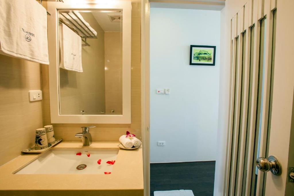 Hanoi Mai Charming Hotel & Travel Bagian luar foto